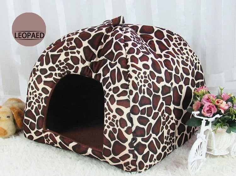 Cama tipo Casa en Forma de Fresa para Gatos y Perros Pequeños – Suave, Cálida y Acogedora