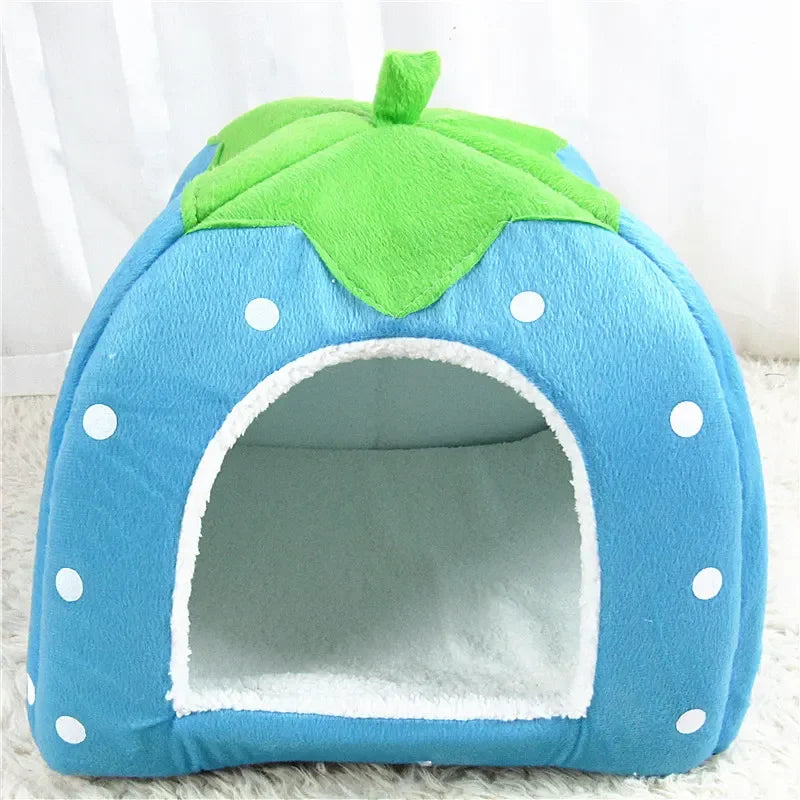 Cama tipo Casa en Forma de Fresa para Gatos y Perros Pequeños – Suave, Cálida y Acogedora