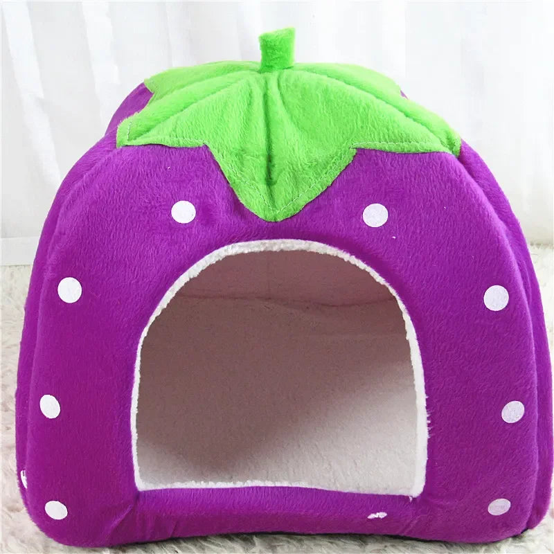 Cama tipo Casa en Forma de Fresa para Gatos y Perros Pequeños – Suave, Cálida y Acogedora