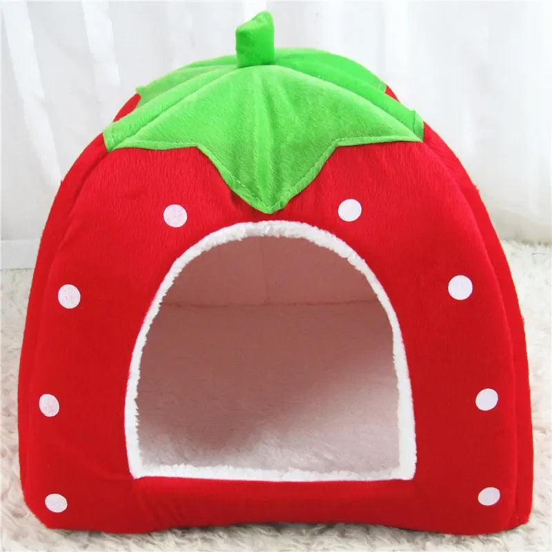 Cama tipo Casa en Forma de Fresa para Gatos y Perros Pequeños – Suave, Cálida y Acogedora