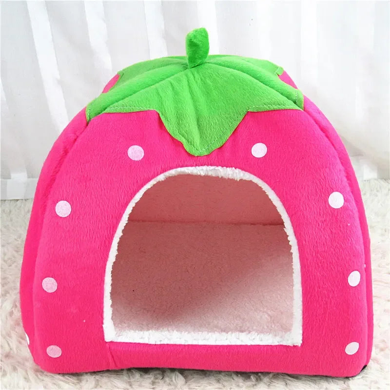 Cama tipo Casa en Forma de Fresa para Gatos y Perros Pequeños – Suave, Cálida y Acogedora