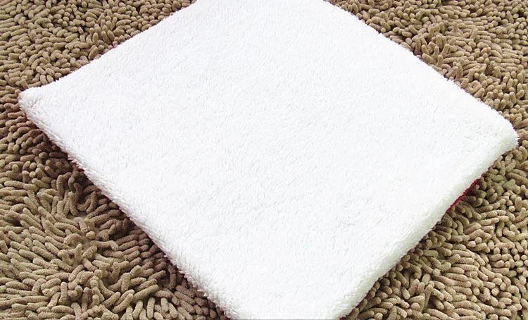 Cama tipo Casa en Forma de Fresa para Gatos y Perros Pequeños – Suave, Cálida y Acogedora