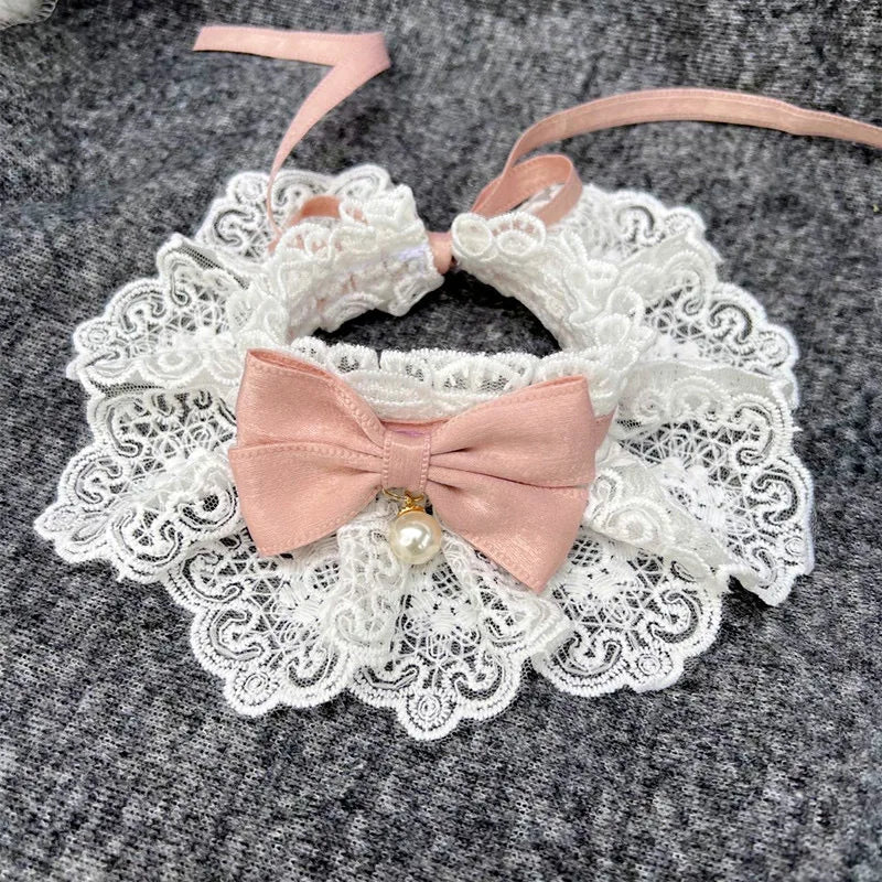 Babero para Mascotas con Encaje Floral y Adorno de Perlas - Elegante y Ajustable