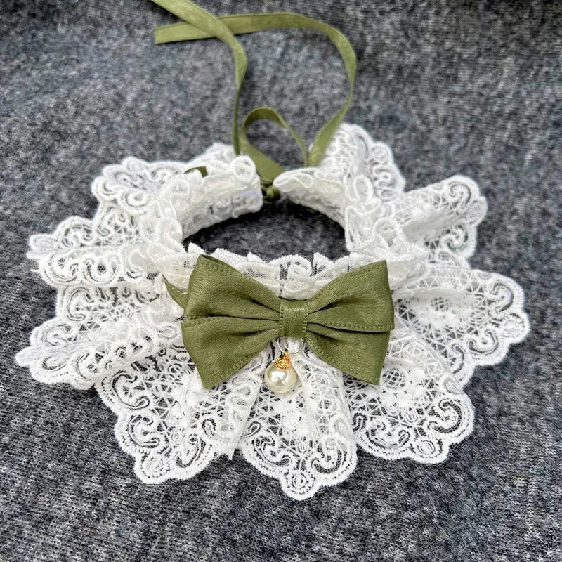 Babero para Mascotas con Encaje Floral y Adorno de Perlas - Elegante y Ajustable