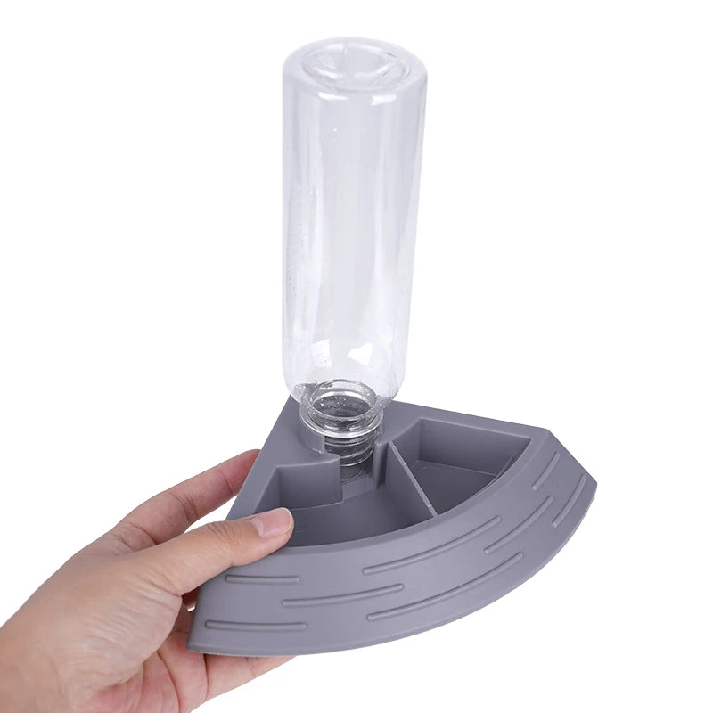 Dispensador automático de comida y agua para reptiles en esquina