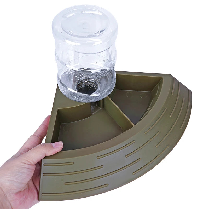 Dispensador automático de comida y agua para reptiles en esquina