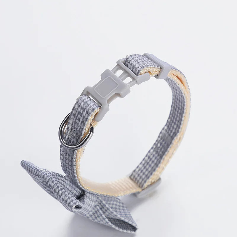 Collar ajustable con lazo y cascabel para gatos y perros - Personalizable y duradero