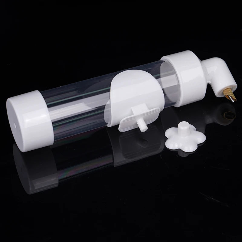 Dispensador de agua de plástico para aves con diseño colgante y fácil de usar