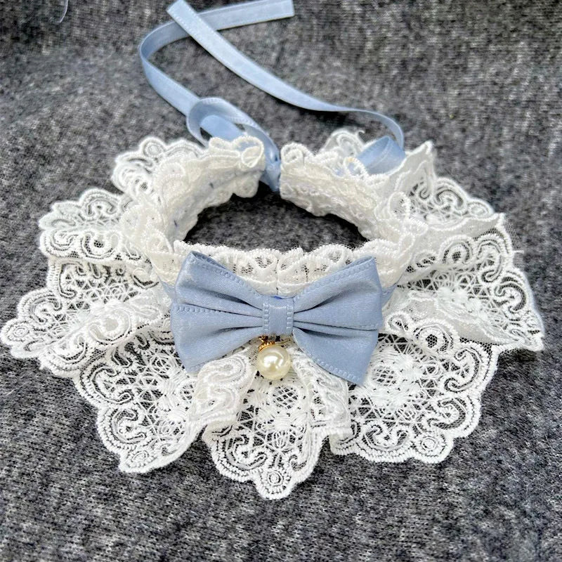 Babero para Mascotas con Encaje Floral y Adorno de Perlas - Elegante y Ajustable