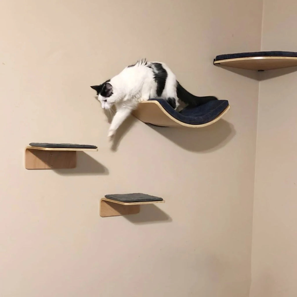 Árbol para gatos de madera con varias plataformas y escalones
