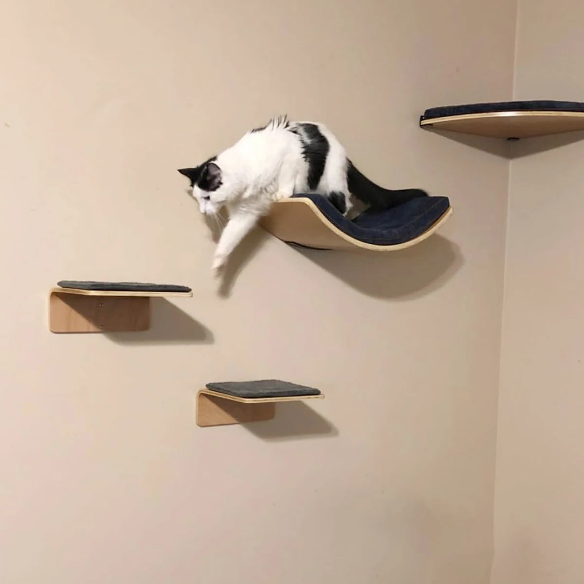 Árbol para gatos de madera con varias plataformas y escalones